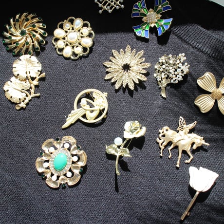 Gold flower brooch