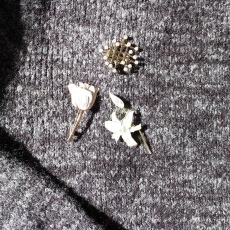 Gold waffle Pearl brooch