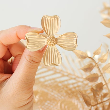 Mat gold brooch