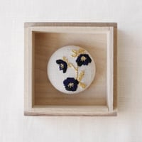 Mayumi  Tomita 富田真弓クリスマスローズ刺繍ブローチ