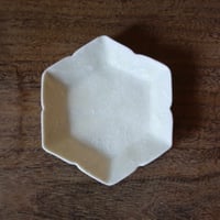 Asami Maeda 前田麻美　いっちん白磁六角豆皿