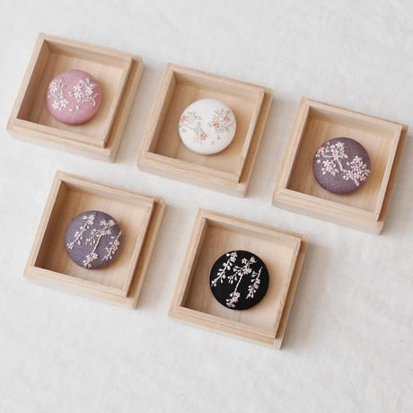 Mayumi Tomita  富田真弓　桜刺繍ブローチor 帯留