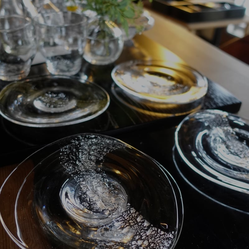 Akemi Kaminaga 神永朱美 銀箔帯吹きガラス楕円銘々皿 | g's gallery