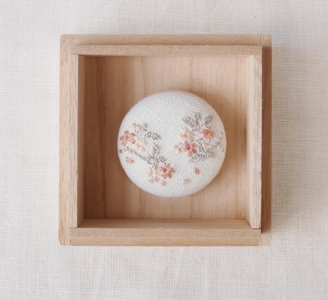 Mayumi Tomita 富田真弓 桜刺繍ブローチor 帯留 | g's gallery