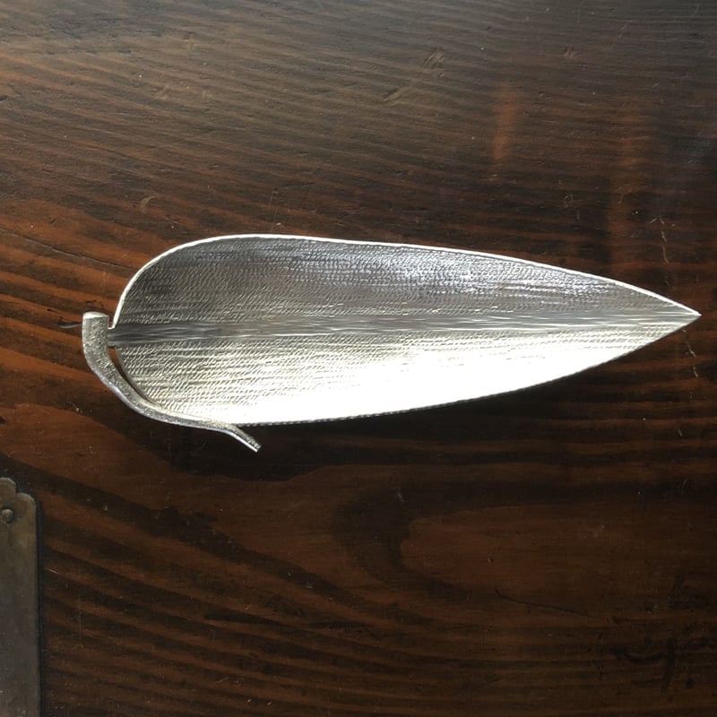 天明鋳物師 若林秀真謹製 純錫 銘々皿 名器「不二 スエヒロ 」 Akihito Imamai 錫 笹型銘々皿 | g's gallery
