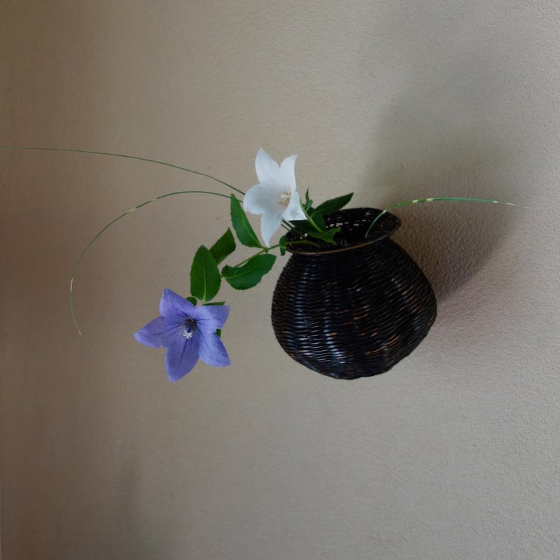 竹の掛け花入れ. Yoshimichi Yoshida 吉田佳道 竹の掛花入れあじろせみ | g's gallery