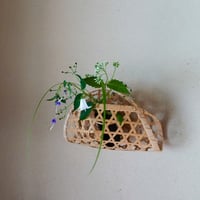 Yoshimichi Yoshida 吉田佳道　竹の掛花入ふくろう　(白)