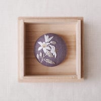 Mayumi Tomita 富田真弓　刺繍ブローチ 白百合