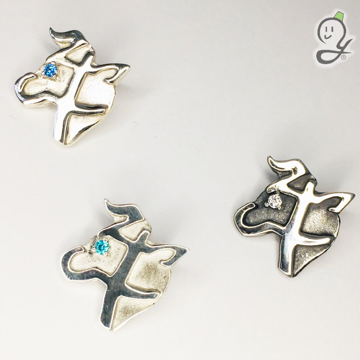 干支文字絵ペンダント_牛_鏡面仕上げ 空色目 | 幸達磨工房