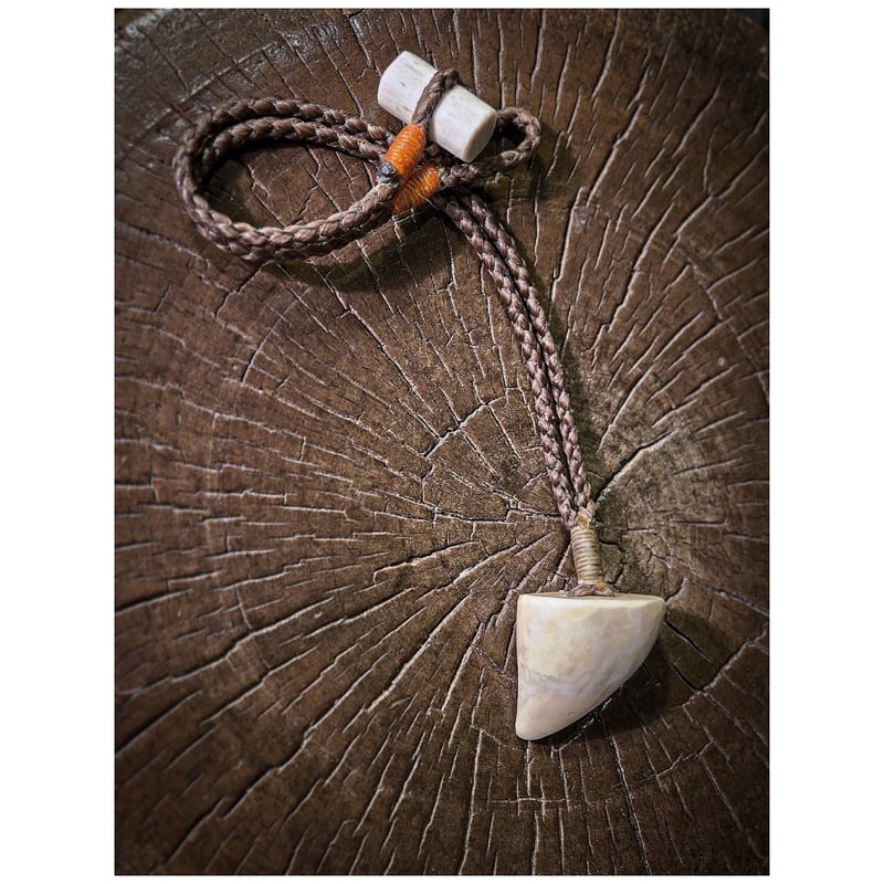 鯨の歯と台付き ボーンカービング鯨歯TIKI WL-367 | Ocean's Bone Carvings