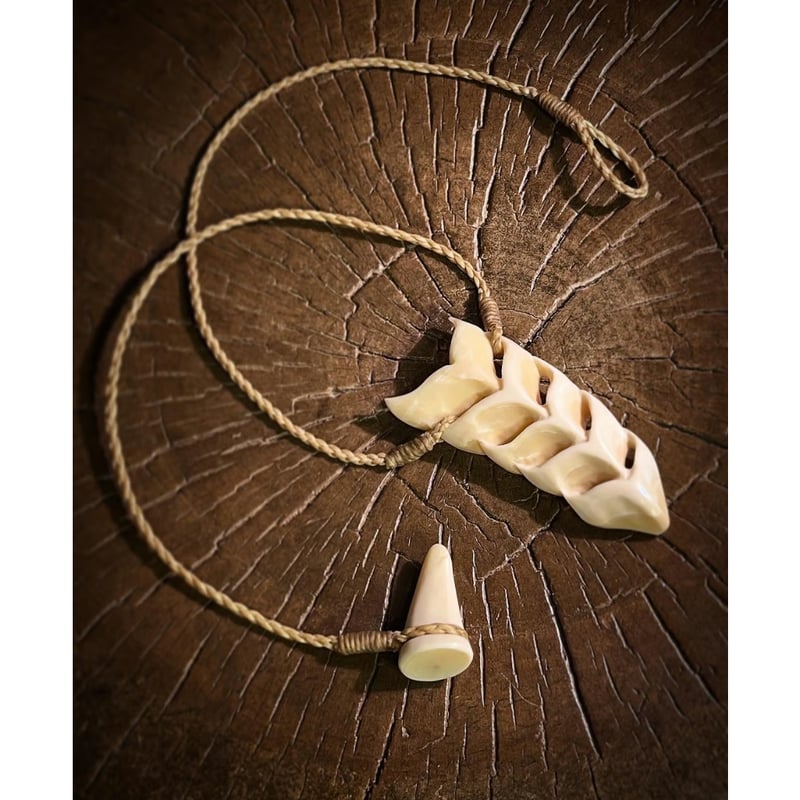 ボーンカービング鯨歯Tailネックレス WL-299 | Ocean's Bone Carvings
