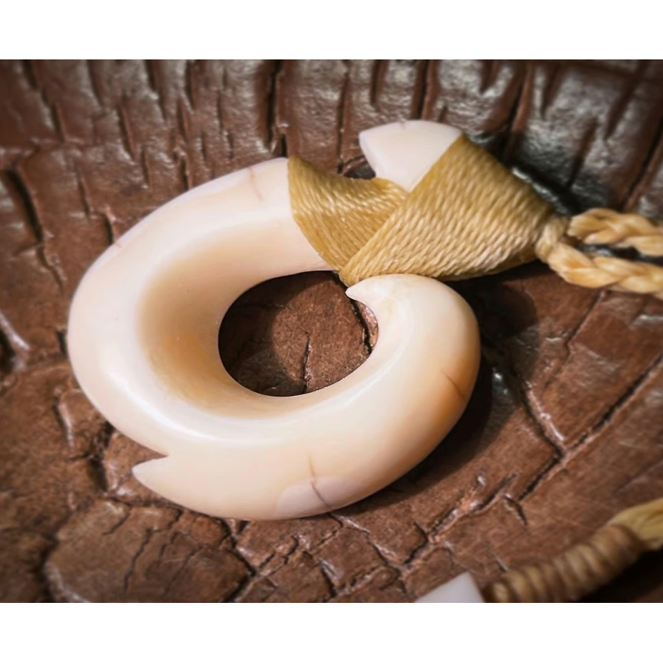 獣骨彫刻　セイウチ牙　翁像　人物像　在銘　置物　時代箱　M　7448 獣骨彫刻 セイウチ牙 翁像 人物像 在銘 置物 時代箱 M 7448 獣骨