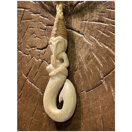 ボーンカービング鯨骨TIKI HOOK WB-384