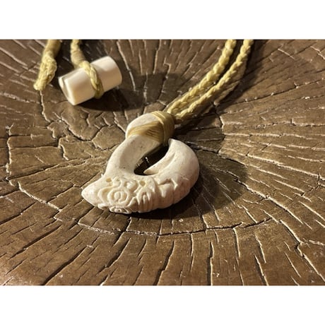 ボーンカービング鯨骨TIKI HOOK ネックレス　WB-460