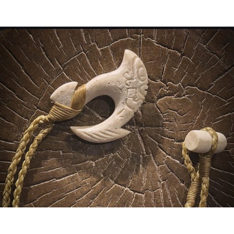 ボーンカービング鯨骨TIKI HOOK ネックレス　WB-468