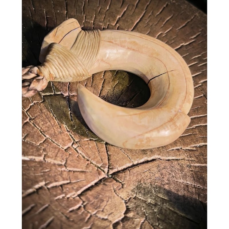 マンモス牙と鯨歯のトライバル装飾フック、ボーンカービング ボーンカービング マンモス牙HOOK MT-268 | Ocean's Bone Carvings