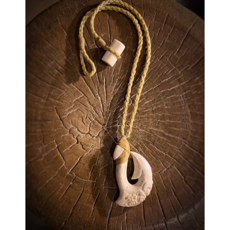 ボーンカービング鯨骨TIKI HOOK ネックレス　WB-460