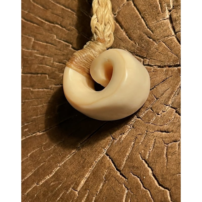 ボーンカービング鯨歯KORUネックレス WL-294 | Ocean's Bone Carvings ボーンカービング鯨歯KORUネックレス WL-294 | Ocean's Bone Carvings