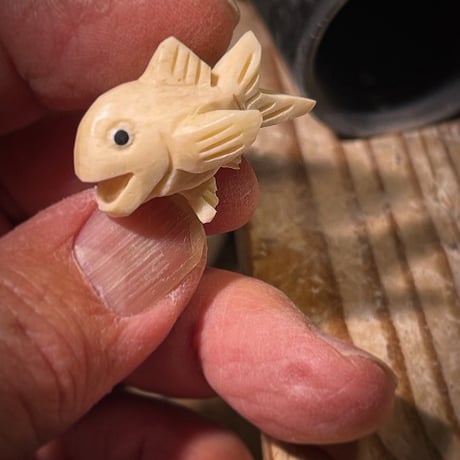 ボーンカービング鯨骨LITTLE FISHネックレス WB-418