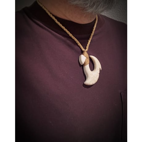 ボーンカービング鯨骨TIKI HOOK ネックレス　WB-468