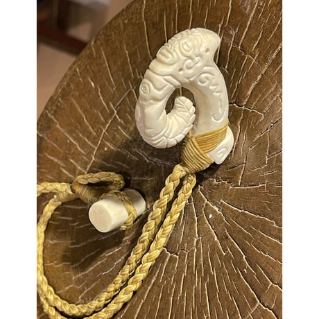 ボーンカービング鯨骨TIKI HOOK ネックレス　WB-459