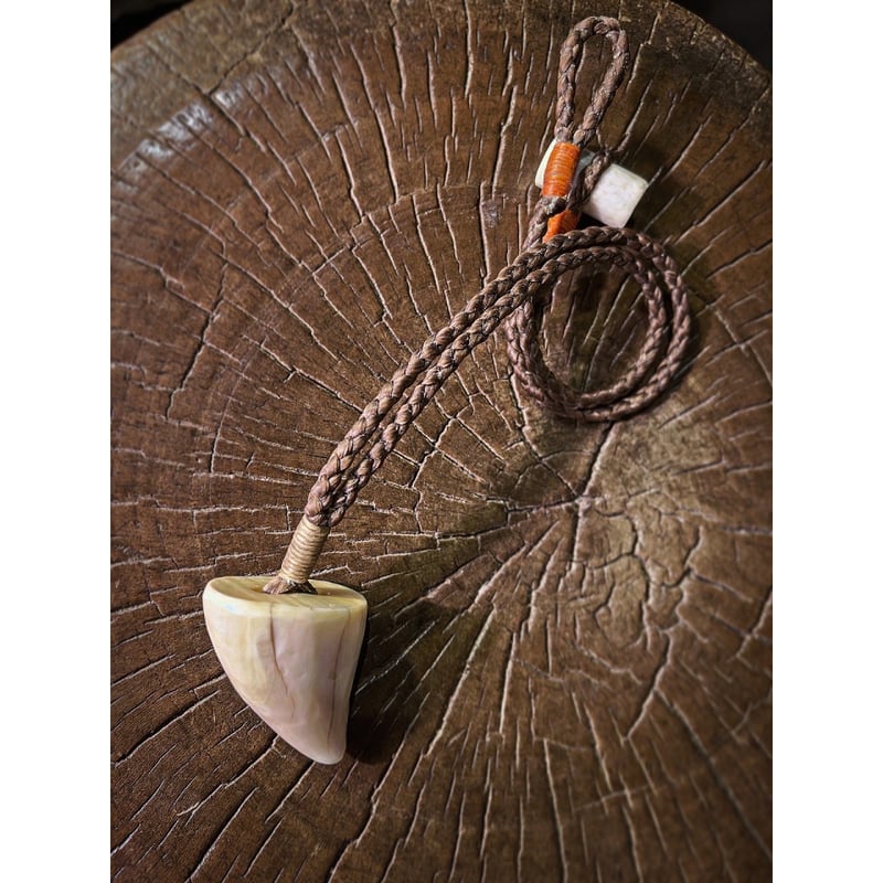 鯨歯　歯先のみ　マッコウ　根付け　ボーンカービング　イッカク　約114.76g 鯨歯 歯先のみ マッコウ 根付け ボーンカービング イッカク 約