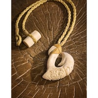 ボーンカービング鯨骨TIKI HOOK ネックレス　WB-460