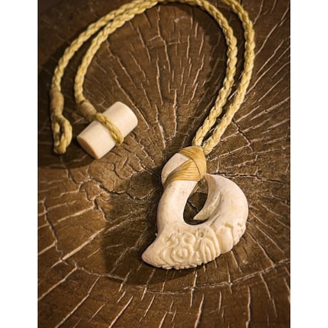 ボーンカービング鯨骨TIKI HOOK ネックレス　WB-460