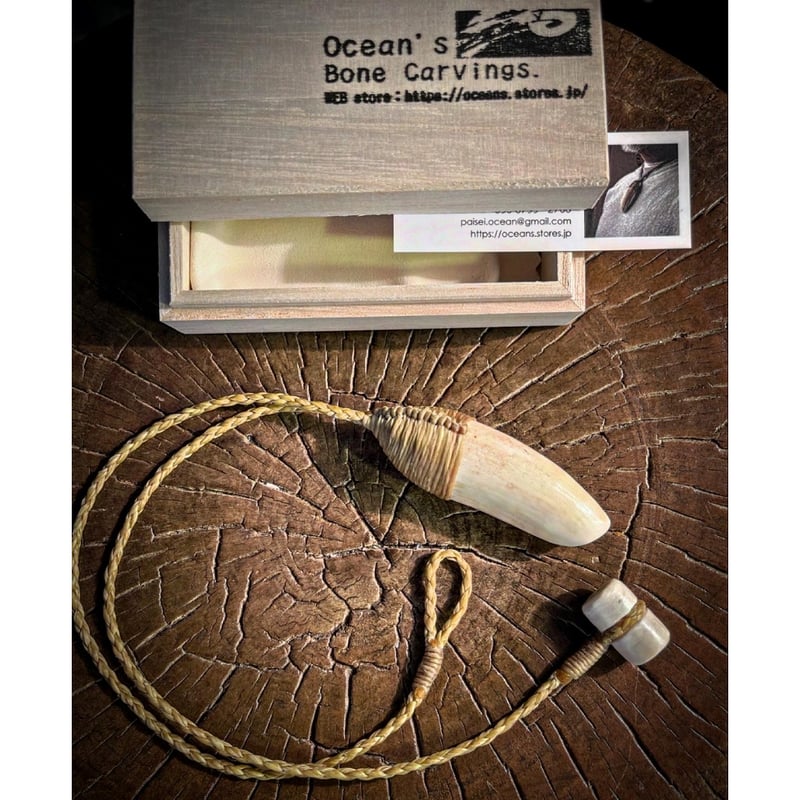 鯨の歯と台付き クジラ工芸品 】 クジラの歯を使って作られた工芸品を紹介