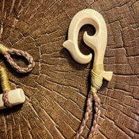 マンモス牙と鯨歯のトライバル装飾フック、ボーンカービング マンモス牙と鯨歯のトライバル装飾フック、ボーンカービング マンモス