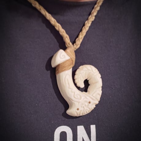 ボーンカービング鯨骨TIKI HOOK ネックレス　WB-459