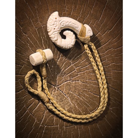 ボーンカービング鯨骨TIKI HOOK ネックレス　WB-459