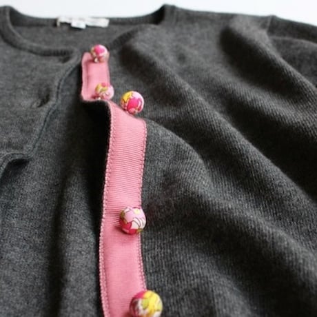 Tinypyxisシミア混　クルーネックカーディガン （リバティくるみボタン） 《チャコールグレー》