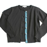 Tinypyxisカシミア混　クルーネックカーディガン （リバティくるみボタン） 《 ブラック》