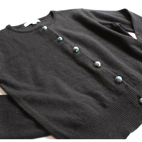 Tinypyxisカシミア混　クルーネックカーディガン （リバティくるみボタン） 《 ブラック》