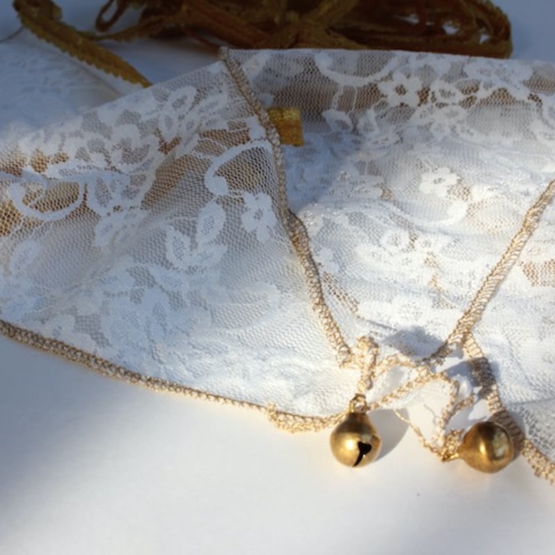 Numero 74 トライアングル ガーランド《フラワーレース White