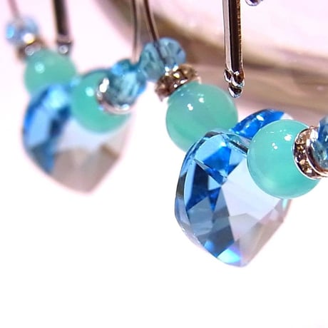 蒼い海に浮かぶハートピアス