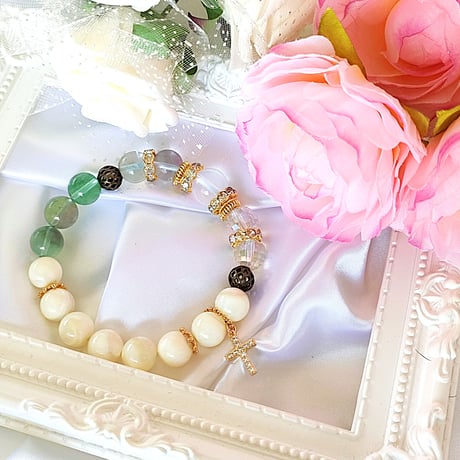 《虹のミルキーウェイ》永遠の守護と慈愛を象徴する虹のクロスブレスレット！ミルキークォーツ/レインボーオーラ/マザーオブパール/フローライト