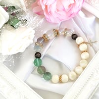 《虹のミルキーウェイ》永遠の守護と慈愛を象徴する虹のクロスブレスレット！ミルキークォーツ/レインボーオーラ/マザーオブパール/フローライト