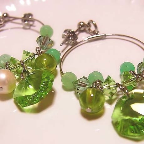 ペリドットとクリソプレーズの宝石ピアス
