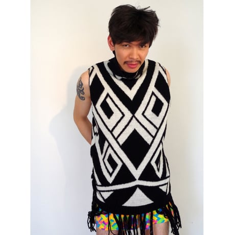 Geometric fringe dress < Black / White >