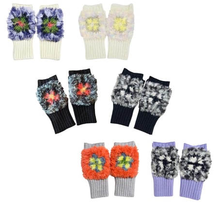 Flower motives mittens