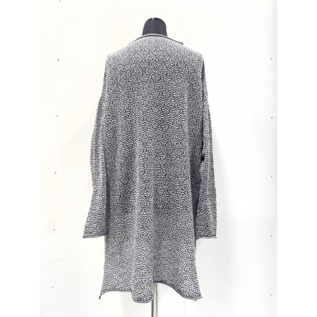 Small waved-pattern pullover