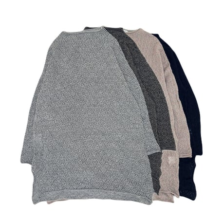 Small waved-pattern pullover