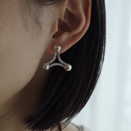 tri ピアス/ イヤリング 銀 (片耳)