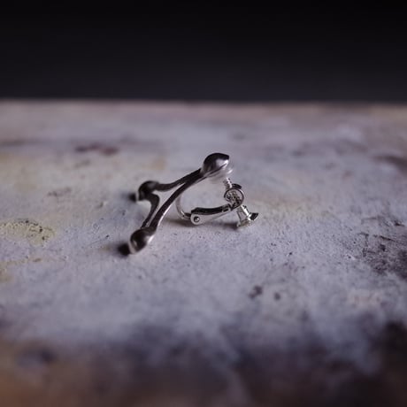 tri ピアス/ イヤリング 銀 (片耳)