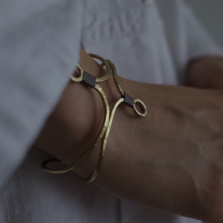 tie バングル