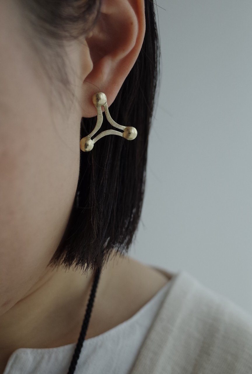 tri ピアス / イヤリング 真鍮 (片耳) | BRASSYARD