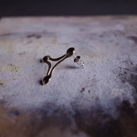 tri ピアス / イヤリング 真鍮 (片耳)