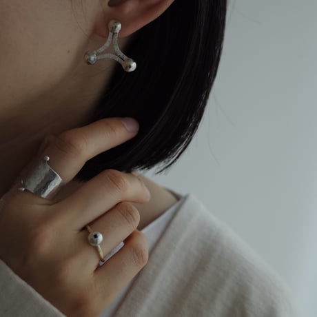 tri ピアス/ イヤリング 銀 (片耳)